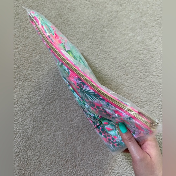NWT Lilly Pulitzer Quilted Pouch In Banana Split Print - Picture 4 of 4